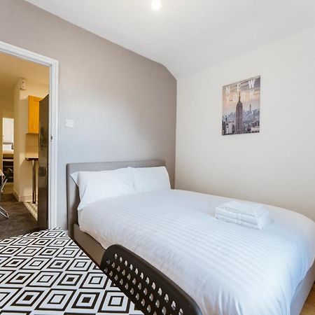 Mile End Double Rooms 86A Лондон Экстерьер фото