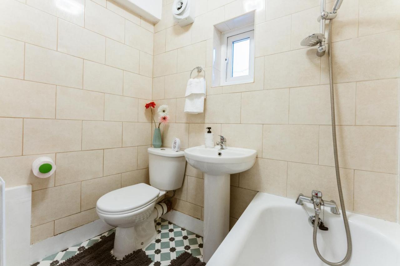 Mile End Double Rooms 86A Лондон Экстерьер фото